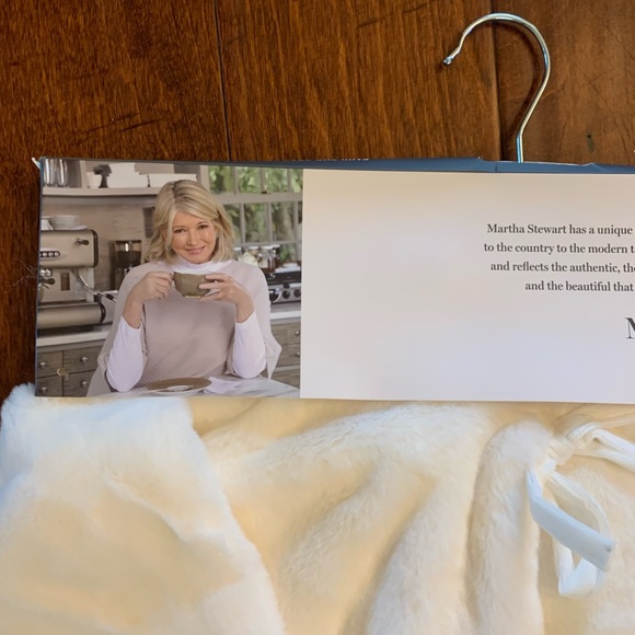 Martha Stewart Christmas Tree Skirt White Faux Fur Skylands Collection Faux Fur - Picture 6 of 6